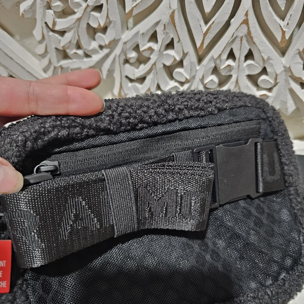 NEW Under Armour Sherpa Black Adjustabme Waist Bag/Crossbody OSFM - Picture 10 of 14